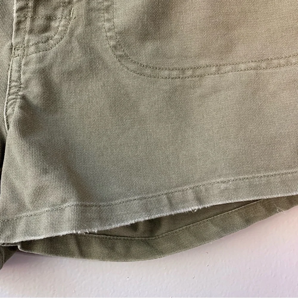 Abercrombie & Fitch cargo style khaki olive short shorts with button fly. Size 2
